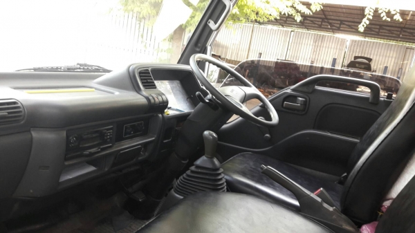 รถบรรทุก ISUZU 4 ล้อ  ตู้ 3 บาน ปี45 เครื่อง 100 แรง ราคา 255,000 บ.รถอยู่ดอนเมือง