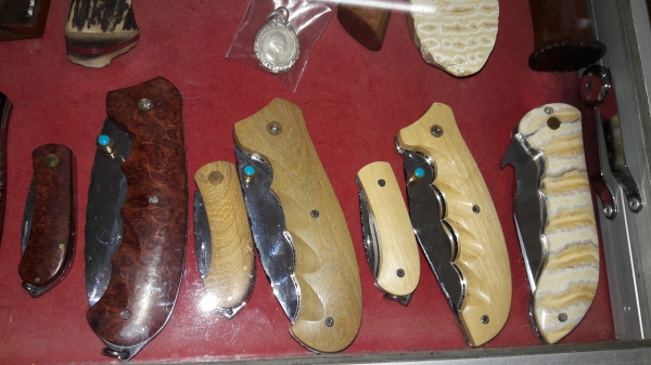 ขายมีดพับด้ามสวยๆงานดีช่างจากอุทัยสนใจโทรสอมถามได้ครับ 089-1786075