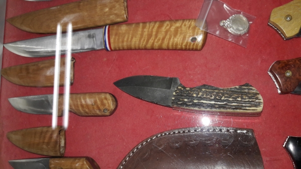 ขายมีดพับด้ามสวยๆงานดีช่างจากอุทัยสนใจโทรสอมถามได้ครับ 089-1786075 ขายมีดพับด้ามสวยๆงานดีช่างจากอุทัยสนใจโทรสอมถามได้ครับ 089-1786075