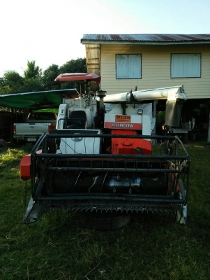 ขายรถเกี่ยวข้าวอุ้มคูโบต้า 68g