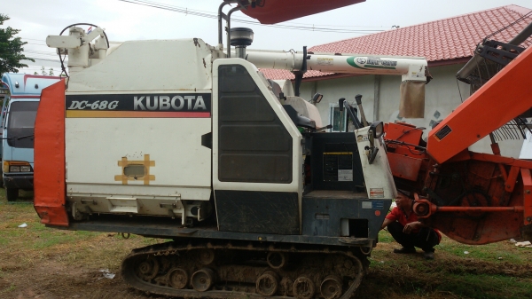 ขายรถเกี่ยวข้าวอุ้มคูโบต้า 68g