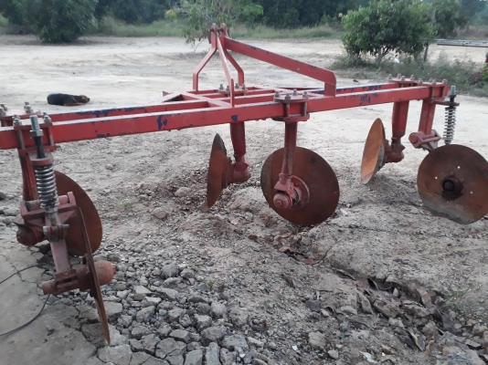 ขอบคุณสารวัตรจาก จ.ศรีสะเกษ ครับ ขายผาน ยกร่องมัน 2ร่อง หรือจะใช้ร่องเดียวก็ได้ สภาพใช้งานน้อยมาก สวยครับ