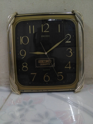 SEIKO นาฬิกาแขวนตัวเลขสีทอง SEIKO นาฬิกาแขวนตัวเลขสีทอง