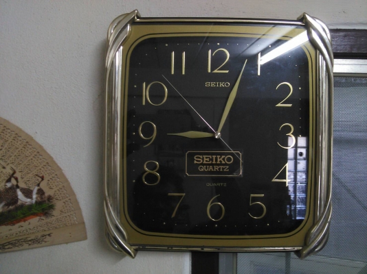 SEIKO นาฬิกาแขวนตัวเลขสีทอง