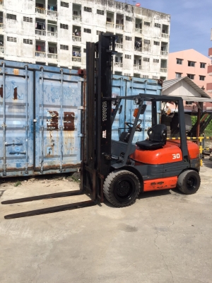 ขายรถยกโฟร์คลิฟท์ดีเซล ยี่ห้อTOYOTA เสายกสูง 5เมตร