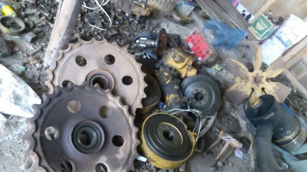 ขายชิ้นส่วน อะไหล่ รถแทรกเตอร์ โคมัสสุ D-31-P ของถอดจากตัวรถ สภาพสวย ตามรูป มีหลายรายการ สนใจโทรมาคุยกันครับ