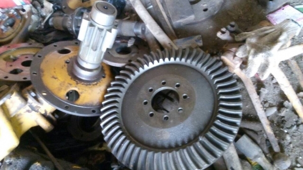 ขายชิ้นส่วน อะไหล่ รถแทรกเตอร์ โคมัสสุ D-31-P ของถอดจากตัวรถ สภาพสวย ตามรูป มีหลายรายการ สนใจโทรมาคุยกันครับ