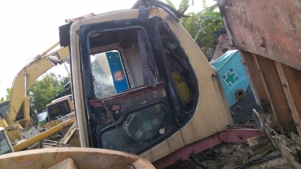 ขายหัวเก๋งรถแมคโค โคมัสสุ PC-120-6 PC-200-6 PC-60-6-7 ขายไม่แพงได้ทั้งแท่น มือโยกตัวเดิน คอลโทล ขอบกระจกบานหน้า ตามรูปครับ ขาย 17500 บาท รีบหน่อยครับ