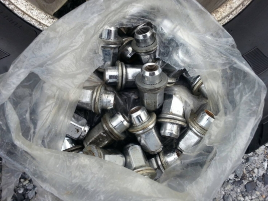 ขายแม็กTOYOTA D4D 6รูขอบ15 พร้อมยางมิชลิน ปี08 ยางดอกเต็มถอดเก็บนานไว้ไม่ได้ใช้งาน จำนวน 1 ชุด พร้อมน๊อตแท้ 24 ตัว