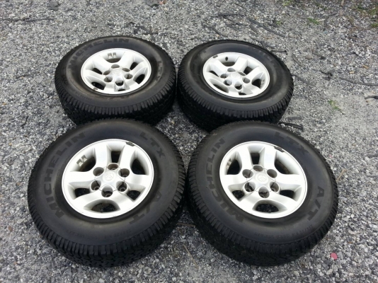 ขายแม็กTOYOTA D4D 6รูขอบ15 พร้อมยางมิชลิน ปี08 ยางดอกเต็มถอดเก็บนานไว้ไม่ได้ใช้งาน จำนวน 1 ชุด พร้อมน๊อตแท้ 24 ตัว