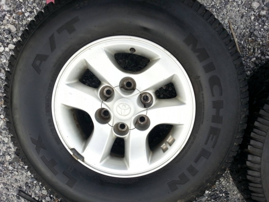 ขายแม็กTOYOTA D4D 6รูขอบ15 พร้อมยางมิชลิน ปี08 ยางดอกเต็มถอดเก็บนานไว้ไม่ได้ใช้งาน จำนวน 1 ชุด พร้อมน๊อตแท้ 24 ตัว