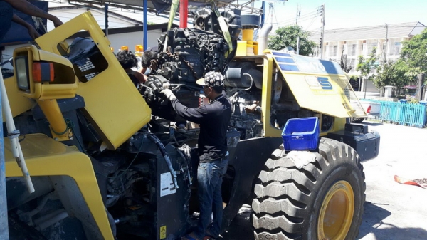 ซ่อมเกียร์ท็อค รถตัก  รถเกรด เครน    081-7070538