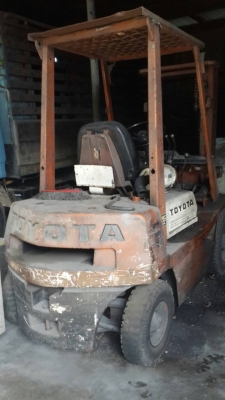 ขายรถโฟคลิฟโตโยต้า2ตันครึ่งกระบอกคู่เครื่องดีเซลพร้อมใช้งานจอดเก่าเก็บราคา110000