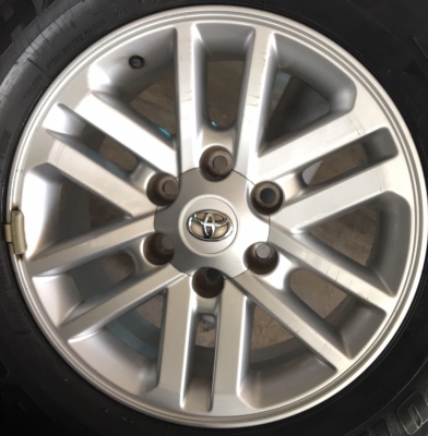 แม็ก Toyota Fortuner พร้อมยาง 265-65-17 ปี 12 แม็ก Toyota Fortuner พร้อมยาง 265-65-17 ปี 12