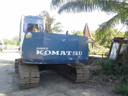 ขายรถแบคโฮ .KOMATSU  PC 100-5  สภาพพร้อมใช้งานเครื่องดี ปั้มแรง ไฟฟ้าเต็ม ปั้มนี้วช่วงล่างเต็ม เจ้าของขายเองค่ะ ราคาถูกมาก