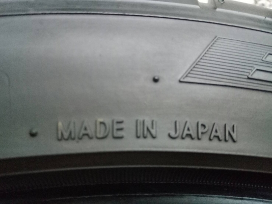 ขายยาง NITTO 265/35R18 MADE IN JAPANปี14 ดอกยางสวยไม่ร้าวไม่แตกลายไม่มีปะ จำนวน 2 เส้น