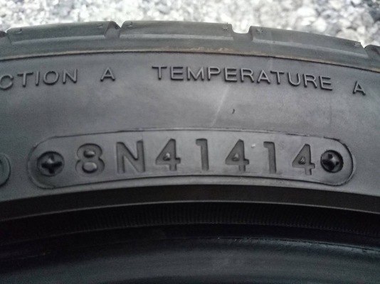 ขายยาง NITTO 265/35R18 MADE IN JAPANปี14 ดอกยางสวยไม่ร้าวไม่แตกลายไม่มีปะ จำนวน 2 เส้น