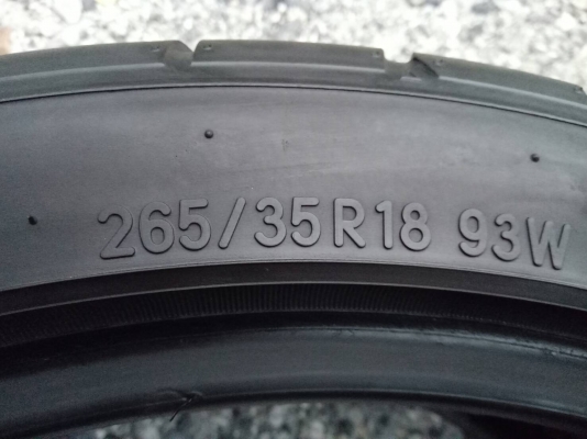 ขายยาง NITTO 265/35R18 MADE IN JAPANปี14 ดอกยางสวยไม่ร้าวไม่แตกลายไม่มีปะ จำนวน 2 เส้น