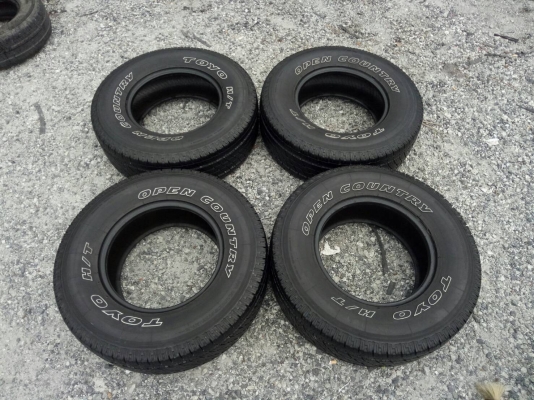 ขายยาง TOYO 265/70R16 MADE IN JAPAN ปี14 ดอกยางเต็มสวยเท่ากัน จำนวน 1 ชุด