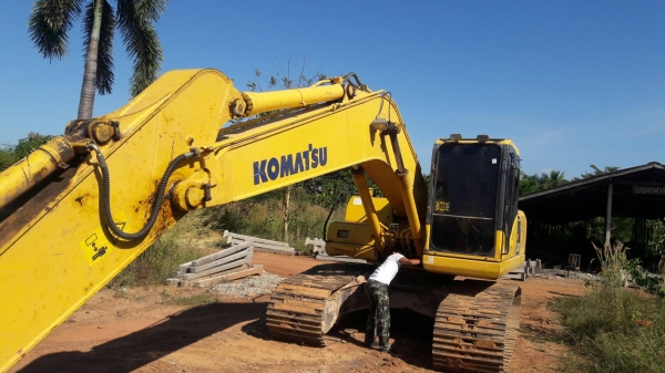 ขายรถแบคโฮ  KOMATSU PC200-7 ไมล์ 10340 ชม.ราคา 1290000