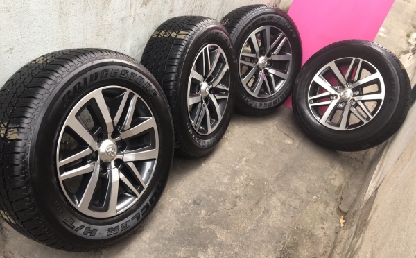 แม็กพร้อมยางป้ายแดงปี16 ฟอร์จูนเนอร์ ขอบ18 ยางบริดสโตน ตุ่มครบ