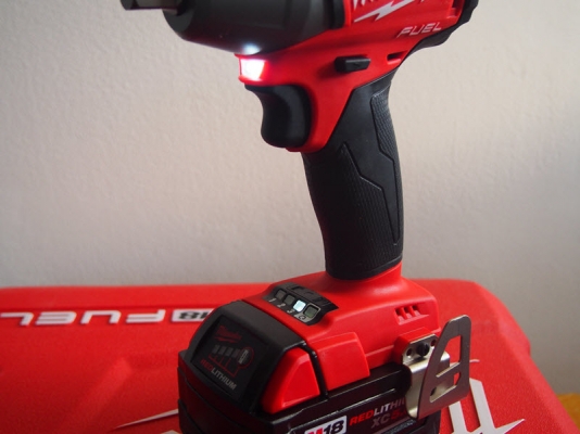 บล๊อกครึ่งนิ้วไร้สาย Milwaukee 2755-22 แรงบิต300Nmพร้อมแบ็ต5แอมป์2ก้อน