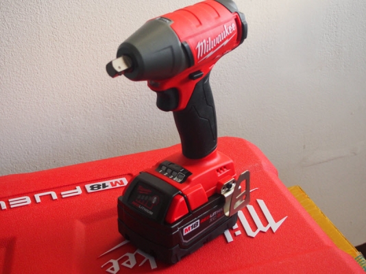 บล๊อกครึ่งนิ้วไร้สาย Milwaukee 2755-22 แรงบิต300Nmพร้อมแบ็ต5แอมป์2ก้อน