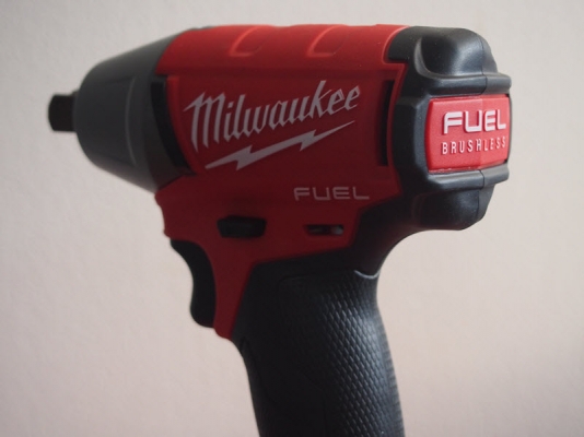 บล๊อกครึ่งนิ้วไร้สาย Milwaukee 2755-22 แรงบิต300Nmพร้อมแบ็ต5แอมป์2ก้อน