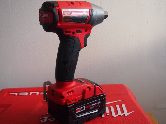 บล๊อกครึ่งนิ้วไร้สาย Milwaukee 2755-22 แรงบิต300Nmพร้อมแบ็ต5แอมป์2ก้อน