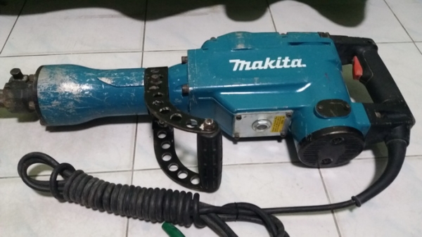 เครื่องสกัดคอนกรีตรุ่นใหญ่ มากิต้า สภาพดีพร้อมใช้งานพลังในการทำลายสูง เครื่องสกัดคอนกรีตรุ่นใหญ่ มากิต้า สภาพดีพร้อมใช้งานพลังในการทำลายสูง