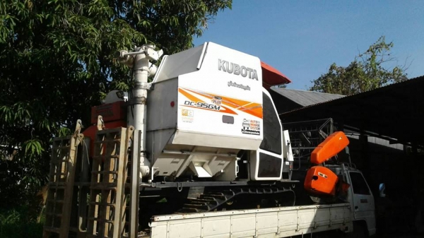 ขายรถเกี่ยวข้าวคูโบต้า DC95 ปี57ทำงาน พัน ชม.ช่วงล่างเต็ม