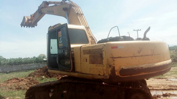 ขายรถแบคโฮ KOMATSU PC200-6 ราคา 680000 ขายรถแบคโฮ KOMATSU PC200-6 ราคา 680000