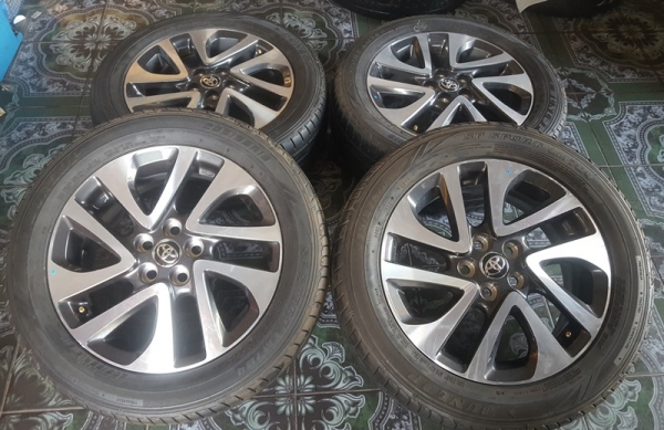 ขายล้อTOYOTA Altis 16 ยางปี15 4 ล้อ