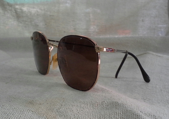 แว่นตาอิตาเลียนวินเทจทศวรรษที่ 1970s เก่าเก็บ! Vintage LUXOTTICA handmade in Italy