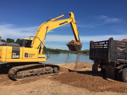 ขายรถแบคโฮ KOMATSU PC200-7 ไมล์ 8000 ชม.เอกสารเล่ม ราคา 1680000