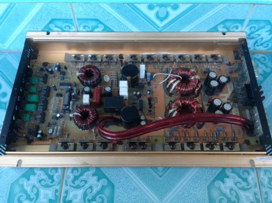 แอมป์คลาสดี DB decibel 2500watt มือสองสภาพดีเดิมๆไม่เคยซ่อม ไม่มีฝาหลัง ใช้งานปกติ เบสแน่นๆโหดๆ ขับซับ10&quot;-12&quot;หล่อ(ว้อยไม่เกิน3&quot;-3.5&quot;ได้)ขาย 2750 บาท สนใจ0892425454 อยู่สระบุรี
