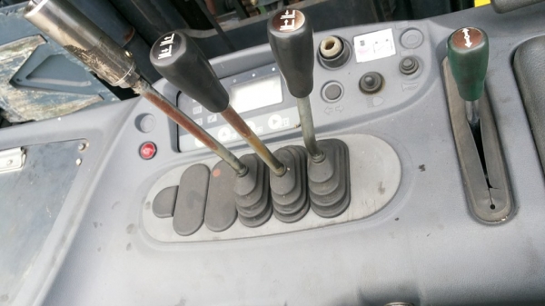 ขายรถ komatsu รุ่น 14 ไฟฟ้ายืนขับ ขนาด 1.8 ตัน  พร้อมอุปกรณ์ครบ