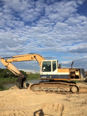 ขาย 435,000 KOMATSU pc 200-5 คอลโทลสั้น ซีเรียลสูง เครื่องเดิมดี ปั้มแรง ช่วงล่างพอใช้(รถอยู่ ชลบุรี) 090-772-3710 090-772-3708