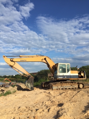 ขาย 435,000 KOMATSU pc 200-5 คอลโทลสั้น ซีเรียลสูง เครื่องเดิมดี ปั้มแรง ช่วงล่างพอใช้(รถอยู่ ชลบุรี) 090-772-3710 090-772-3708