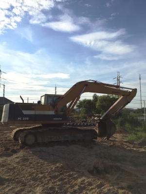 ขาย 435,000 KOMATSU pc 200-5 คอลโทลสั้น ซีเรียลสูง เครื่องเดิมดี ปั้มแรง ช่วงล่างพอใช้(รถอยู่ ชลบุรี) 090-772-3710 090-772-3708