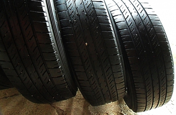 ยางกระบะ-รถตู้ขอบ15  มิชลิน205-70-15 ลงพื้นปลายปี13 (4เส้น 2,600)