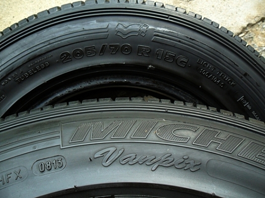 ยางกระบะ-รถตู้ขอบ15  มิชลิน205-70-15 ลงพื้นปลายปี13 (4เส้น 2,600)