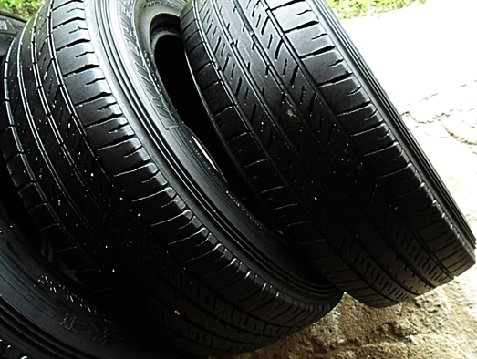 ยางกระบะ-รถตู้ขอบ15  มิชลิน205-70-15 ลงพื้นปลายปี13 (4เส้น 2,600)