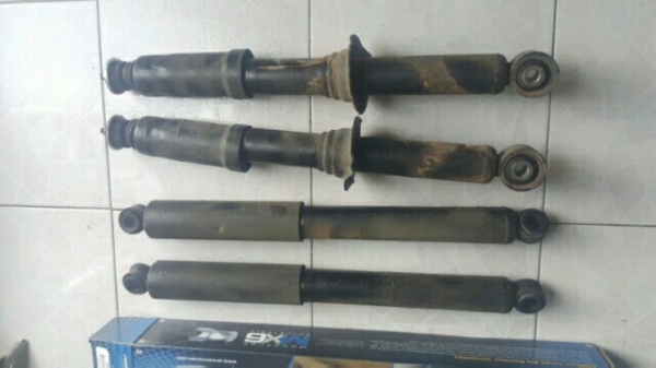 ขาย โช๊คอัฟ อีซูซุวีครอส 4wd สี่ประตู