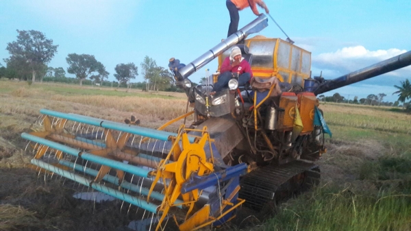 ขายรถเกียว ข้าว อุ้ม เครื่อง HO 7 D 195 เทอร์โบ อุ้ม 1600 ตัวเดิน 10 ปั้มเบอร์ 22 ต้องการขาย   370000   บาท    ( งดต่อลอง  )  วันทูคอล 0986683479 dtac 0991751349 สิทธิ์ คับ