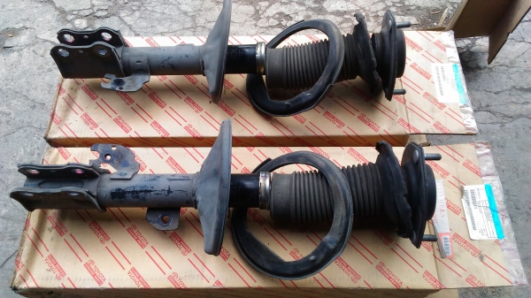 โช๊คคู่หน้าโตโยต้าแคมรี่ ปี2010 พร้อมหัวโช๊ค สภาพดี  คู่ละ1500บาท อยู่ดอนเมืองTEL0890671028 ID Line 0890671028