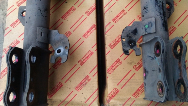 โช๊คคู่หน้าโตโยต้าแคมรี่ ปี2010 พร้อมหัวโช๊ค สภาพดี  คู่ละ1500บาท อยู่ดอนเมืองTEL0890671028 ID Line 0890671028