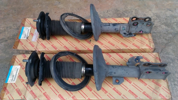 โช๊คคู่หน้าโตโยต้าแคมรี่ ปี2010 พร้อมหัวโช๊ค สภาพดี  คู่ละ1500บาท อยู่ดอนเมืองTEL0890671028 ID Line 0890671028