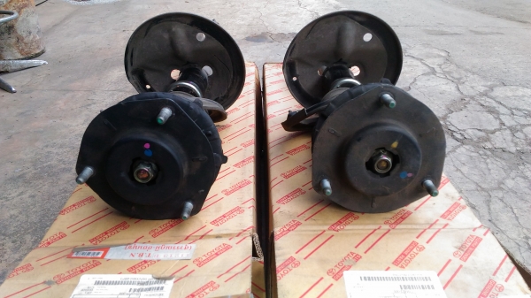 โช๊คคู่หน้าโตโยต้าแคมรี่ ปี2010 พร้อมหัวโช๊ค สภาพดี  คู่ละ1500บาท อยู่ดอนเมืองTEL0890671028 ID Line 0890671028