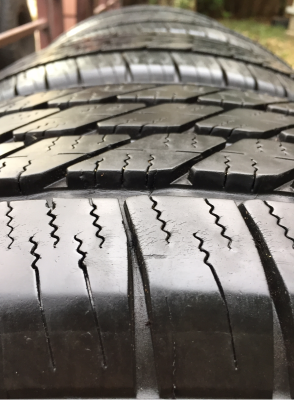 ยาง Michelin 265 65 17 ปลายปี14 ดอกเต็ม ไม่มีปะ ราคาไม่แพง ยาง Michelin 265 65 17 ปลายปี14 ดอกเต็ม ไม่มีปะ ราคาไม่แพง